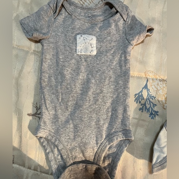 Bundle of 5 Super Sweet Infant Onesies, 4 New Without Tags! Size 6-9 Months - Picture 7 of 7